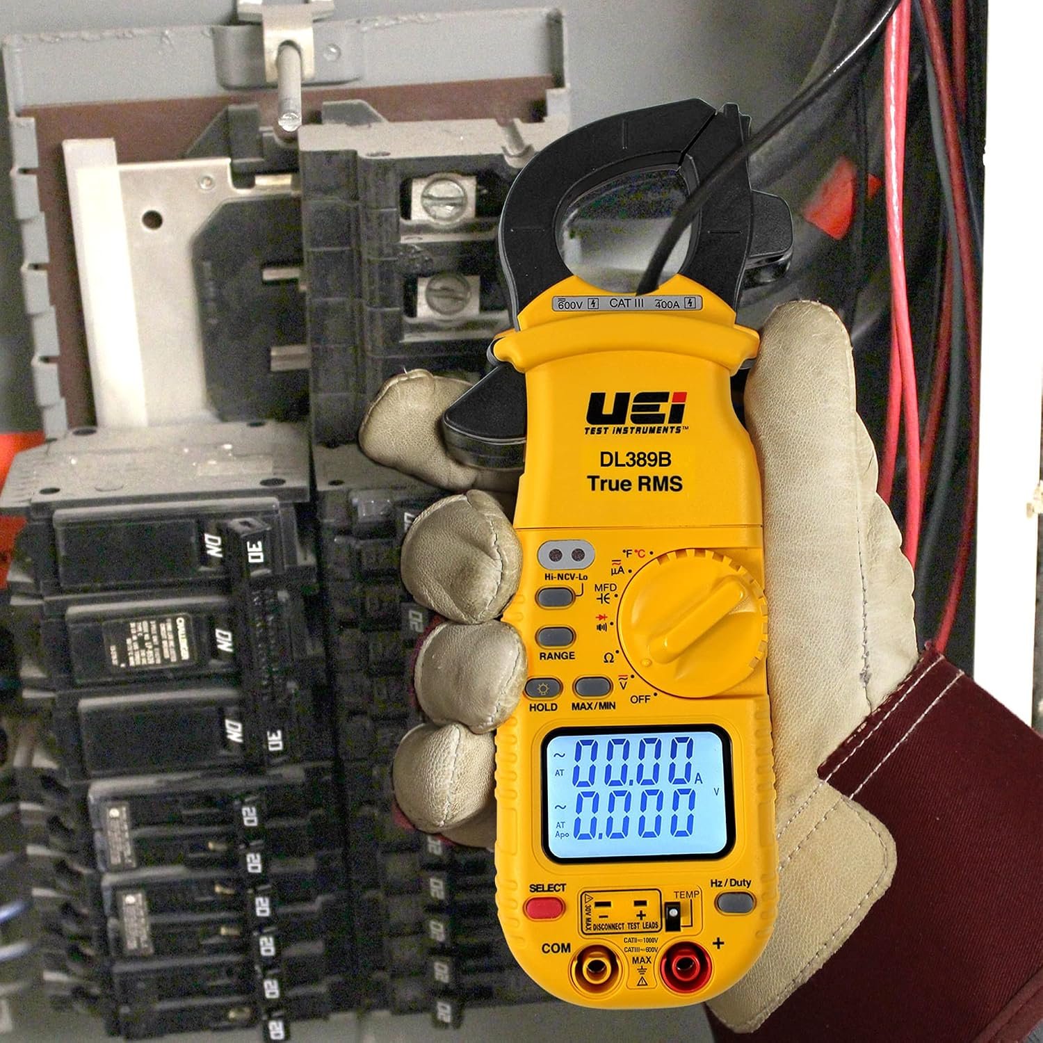 Clamp meter jaws with wire centered for accurate reading compared to wire positioned off center